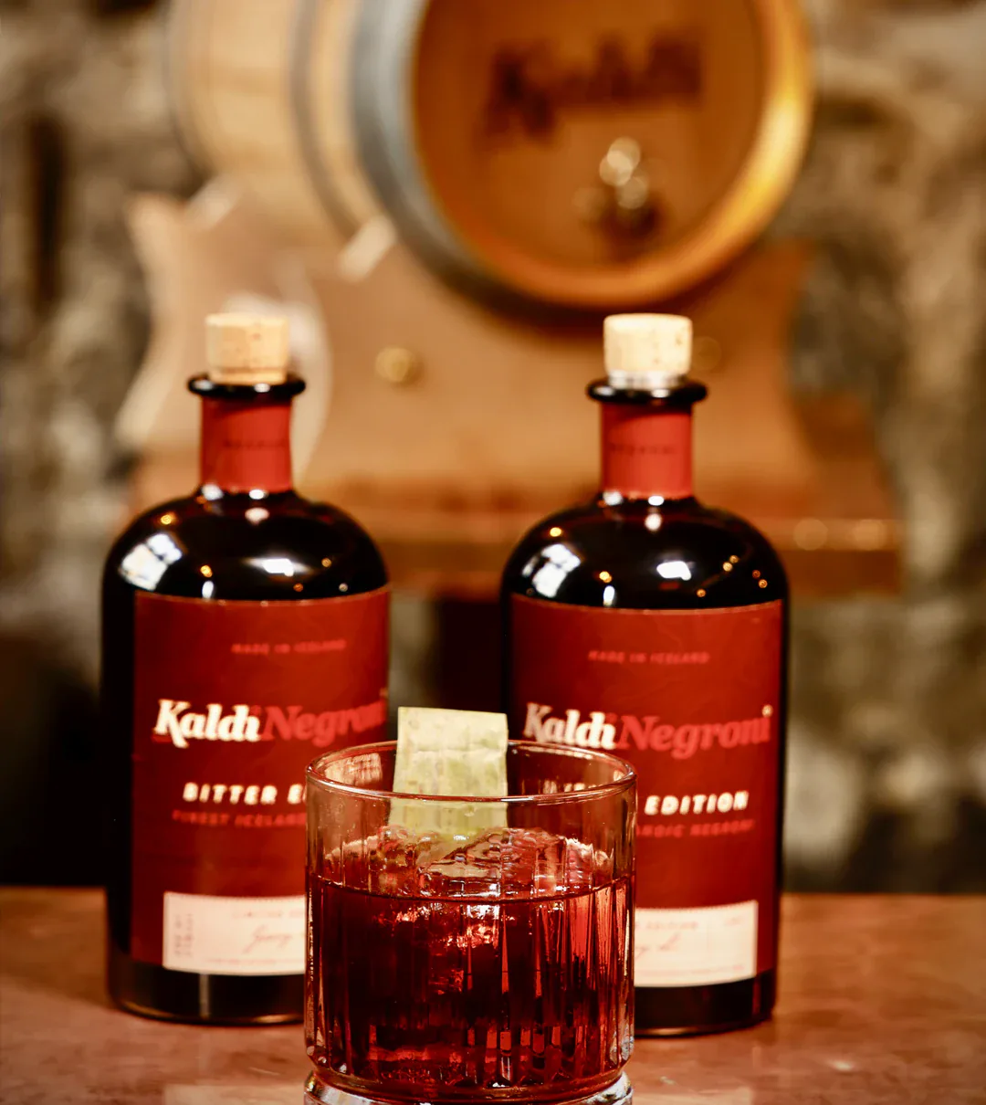 Kaldi Negroni í glasi með tveimur Kaldi Negroni-flöskum