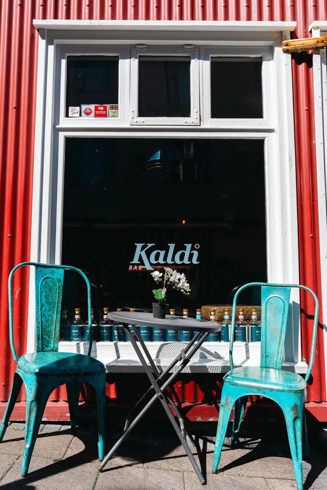 Rauð framhlið Kalda Bar við Laugaveg
